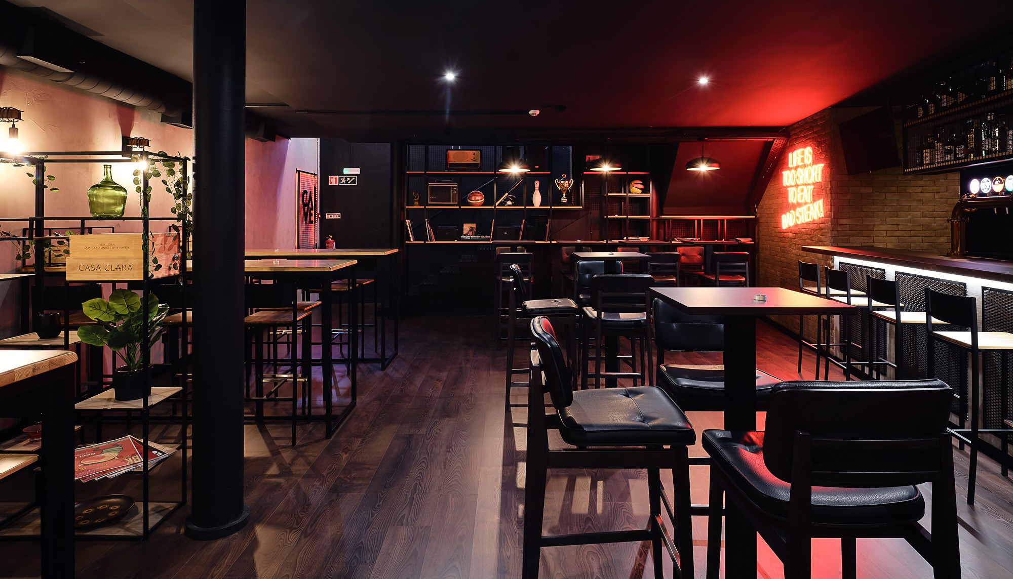 Interior da CAVE Lounge Bar